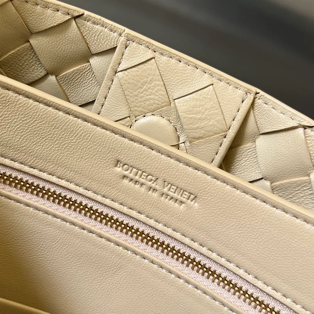 Batch 1860 #Bottega Veneta 2023 spring and summer new Andiamo handbags. Many stars have the same style 🎈 743568. Classic full-body leather weaving with golden knot buckle. Stable enough yet chic enough [satisfied] The whole body is made of Nappa sheep leather. Comfortable, soft and dynamic. The sliding metal knot buckle can adjust the shoulder strap, single shoulder/handbag/crossbody. Multiple carrying methods. Large capacity of the bag. Suitable for commuting/daily use/traveling. This bag is divided into small/medium/large sizes. There is always one that suits you. Then take me with you🎀🎀 Size: 25x22x10.5 p2640